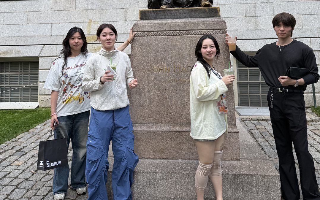 学员在哈佛大学约翰·哈佛雕像前合影