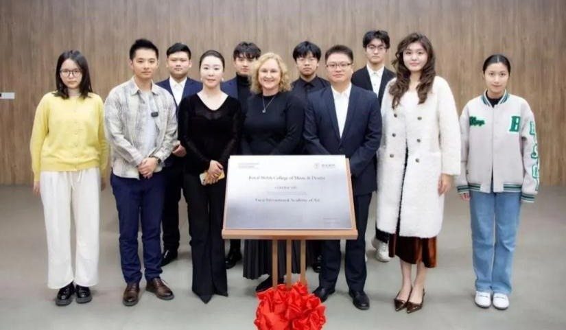 院校合作签约现场合影