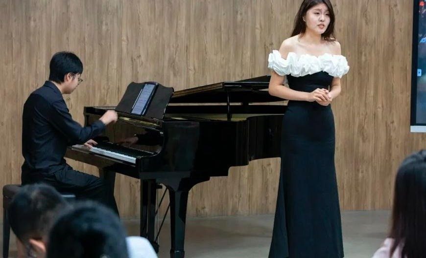 大师课现场,声乐学员与钢琴伴奏演唱