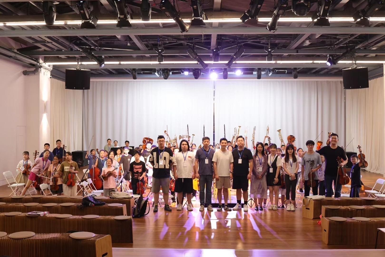 枫琴与宁波青少年交响乐团夏令营营员和导师在排练厅合影